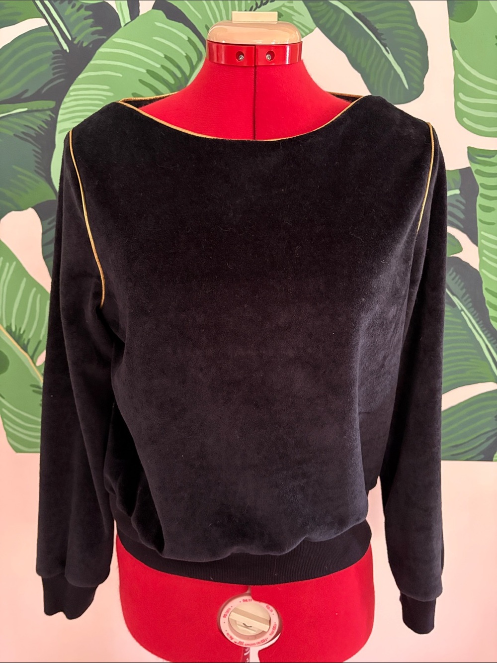 Black Velvet 1970s/1980s Crewneck Sweatshirt with Gold Piping